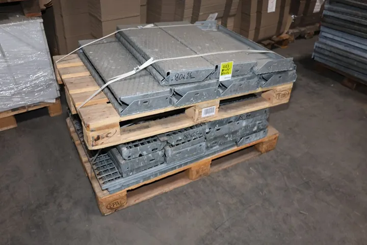 Konvolut Metall Treppenstufen Maße: 80 x 26 cm / 80 x 24 cm